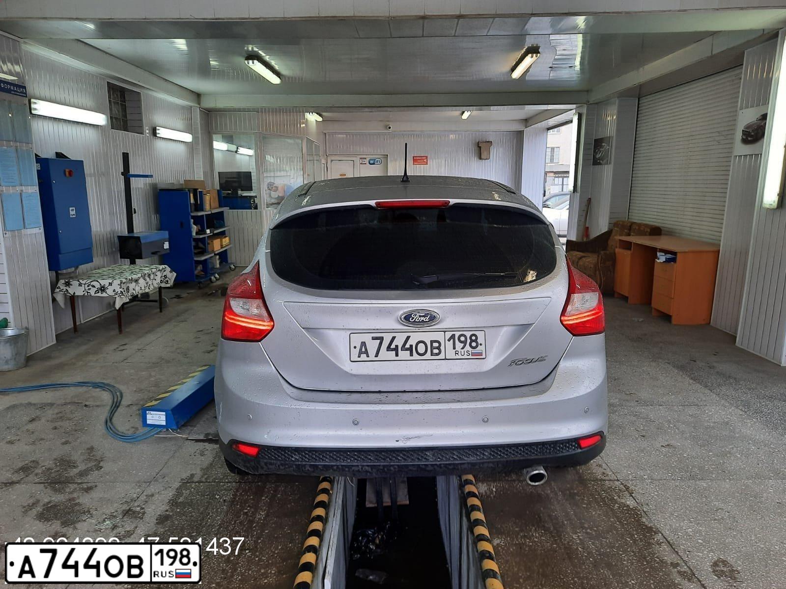 Фото автомобиля FORD FOCUS, 2011 — госномер Х130УК05. Цвет: Серебристый