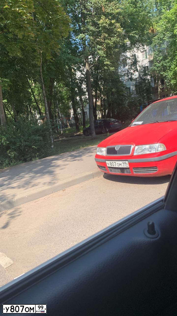 Фото автомобиля SKODA OCTAVIA, 2000 — госномер У807ОМ99. Цвет: КРАСНЫЙ