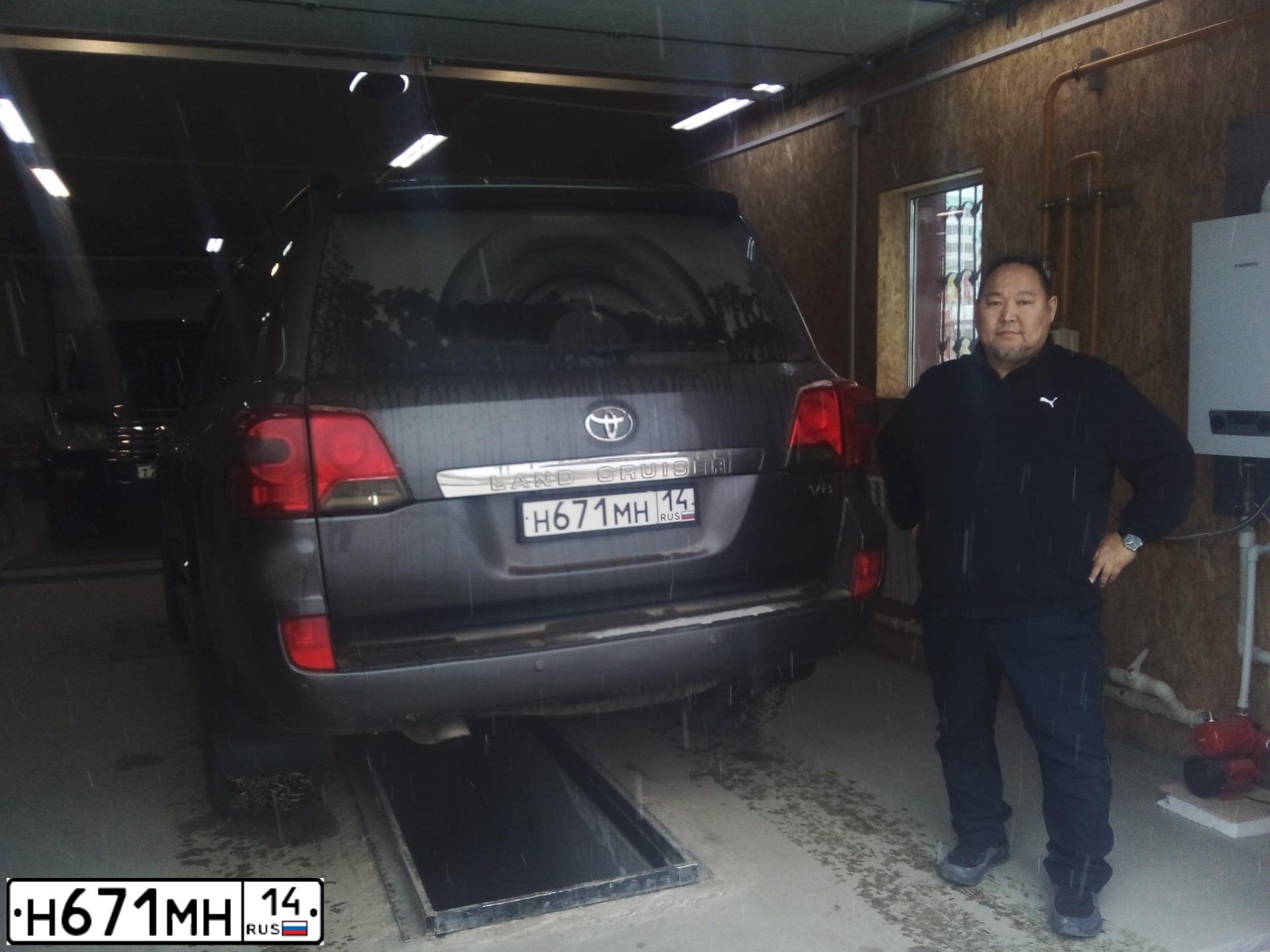 Фото автомобиля TOYOTA LANDCRUISER 200, 2012 — госномер А235АА14. Цвет: Серый