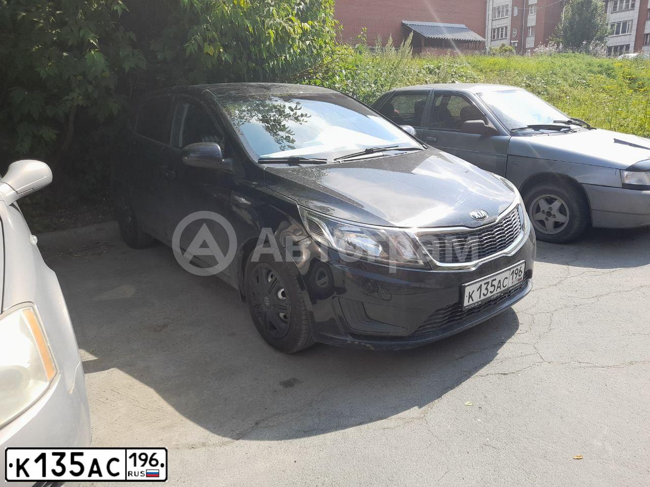 Фото автомобиля KIA RIO, 2014 — госномер К135АС196. Цвет: ЧЕРНЫЙ