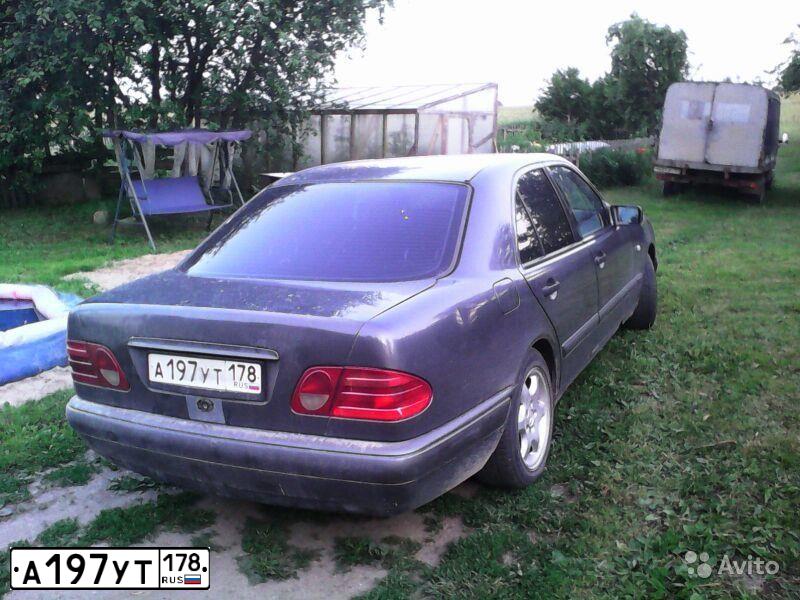 Фото автомобиля MERCEDES E-KLASSE, 1996 — госномер Р313РУ60. Цвет: СЕРЫЙ