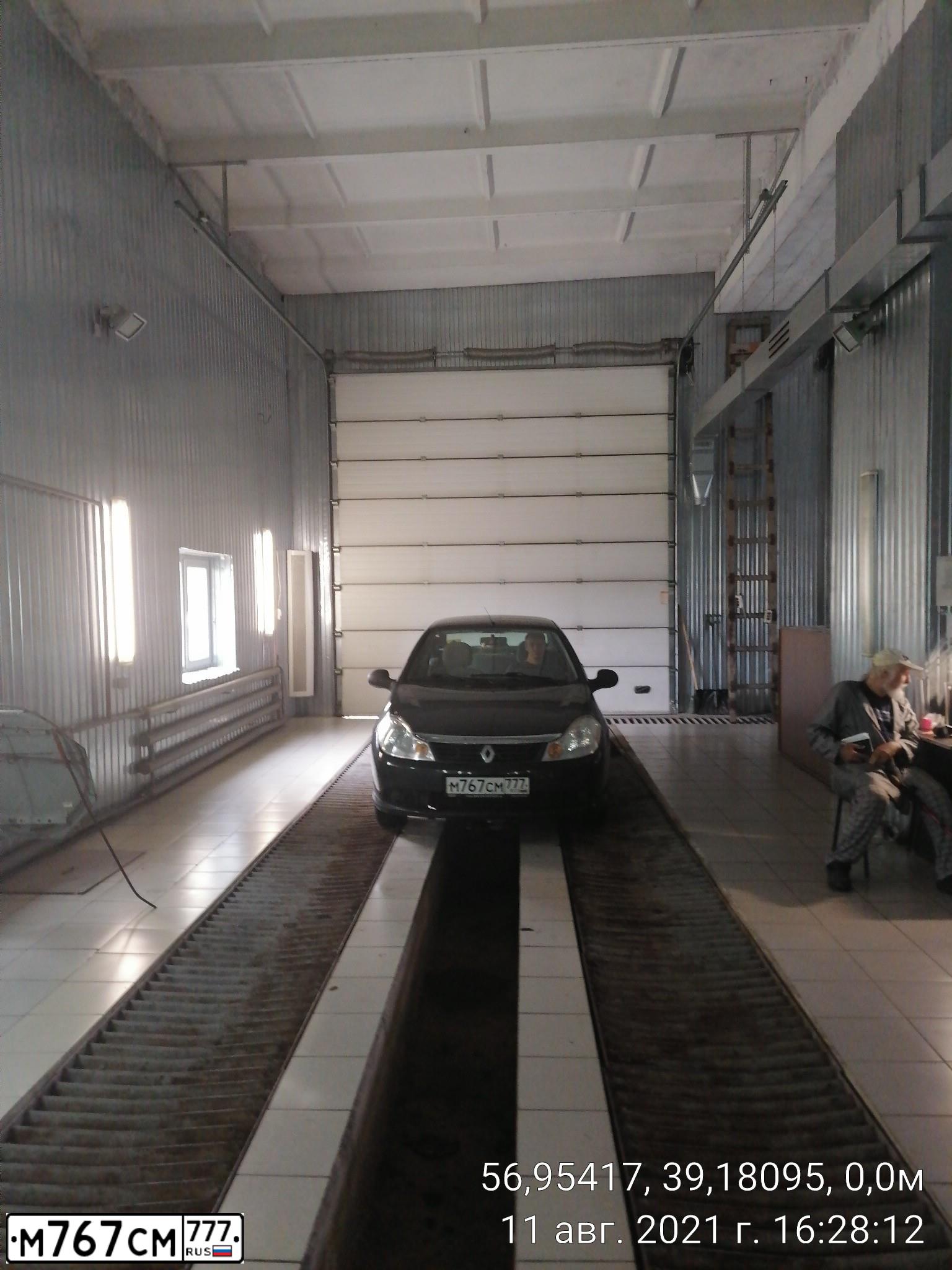 Фото автомобиля RENAULT SYMBOL, 2008 — госномер М767СМ777. Цвет: ЧЕРНЫЙ
