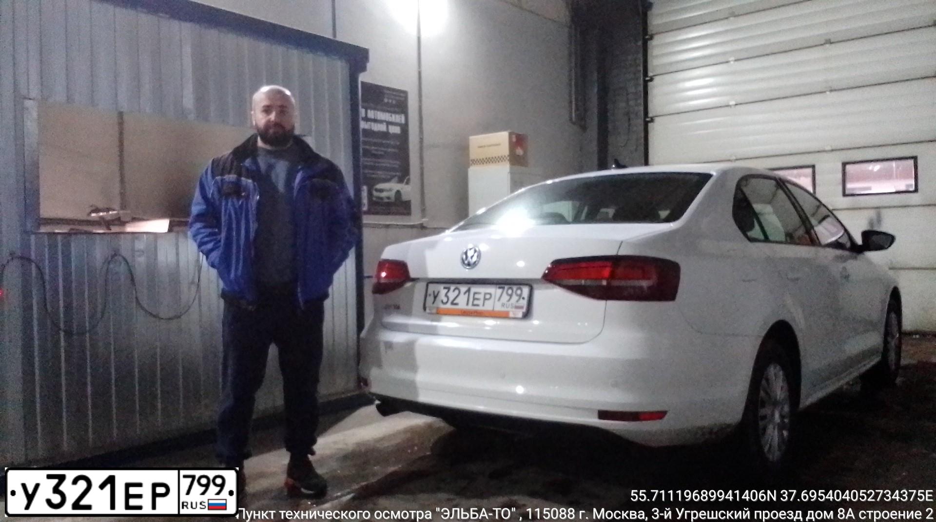 Фото автомобиля VOLKSWAGEN JETTA, 2018 — госномер У321ЕР799. Цвет: Белый