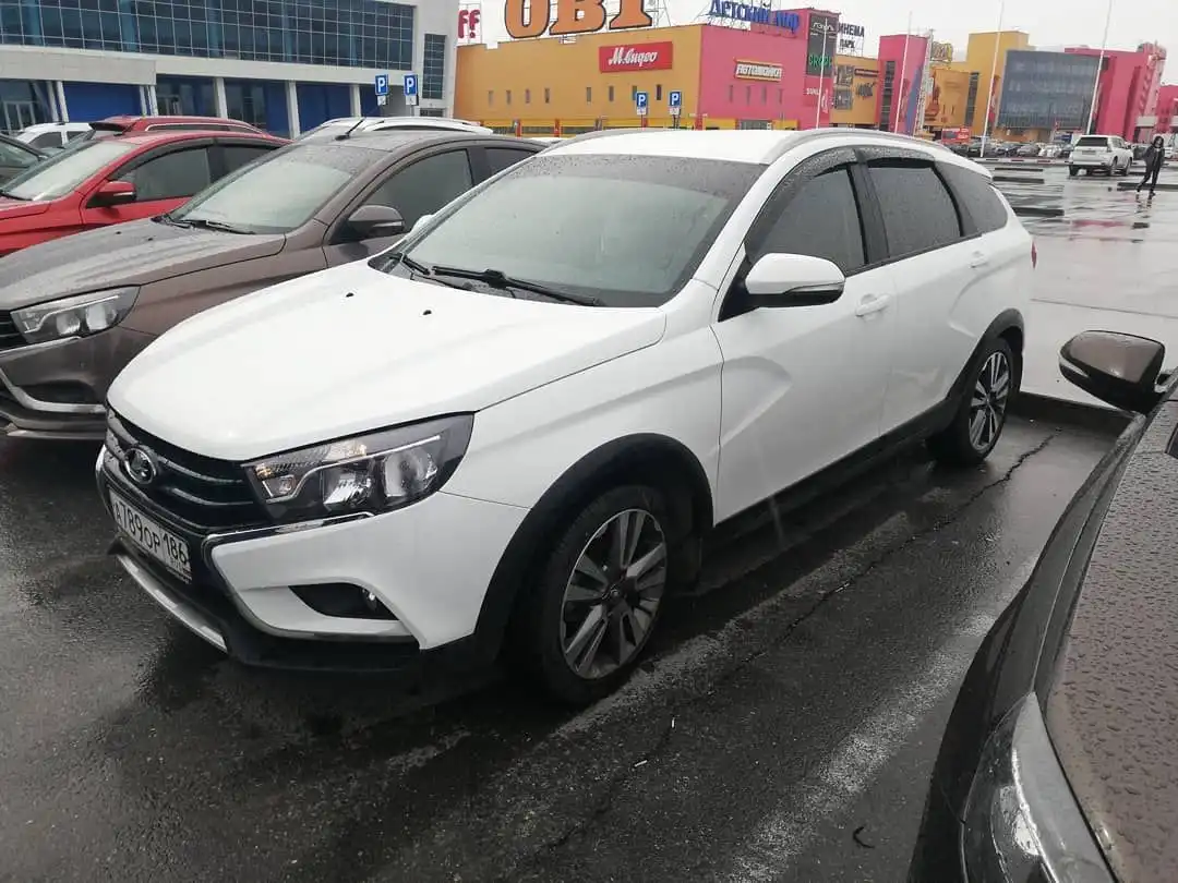 Фото автомобиля LADA VESTA, 2019 — госномер А622ХЕ186. Цвет: ОРАНЖЕВЫЙ