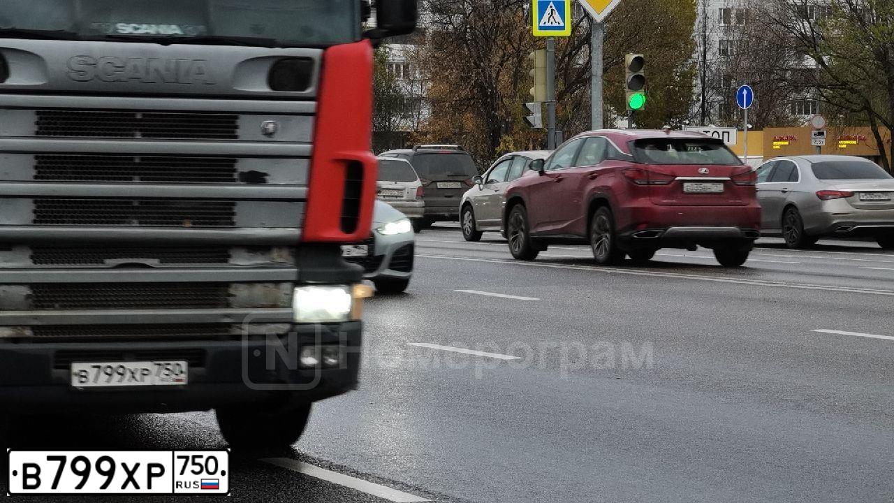 Фото автомобиля SCANIA SERIE P /4X2/, 2006 — госномер Р700СВ777. Цвет: Красный