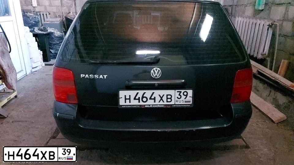 Фото автомобиля VOLKSWAGEN PASSAT, 1999 — госномер Н464ХВ39. Цвет: ЧЕРНЫЙ