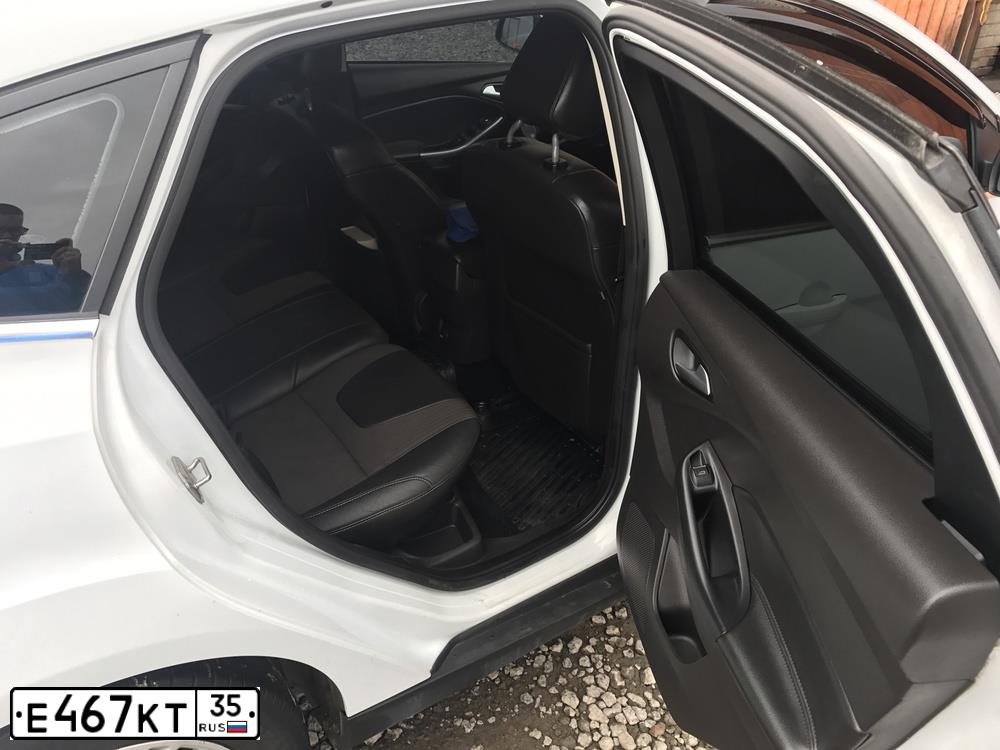 Фото автомобиля FORD FOCUS, 2013 — госномер Е467КТ35. Цвет: Белый