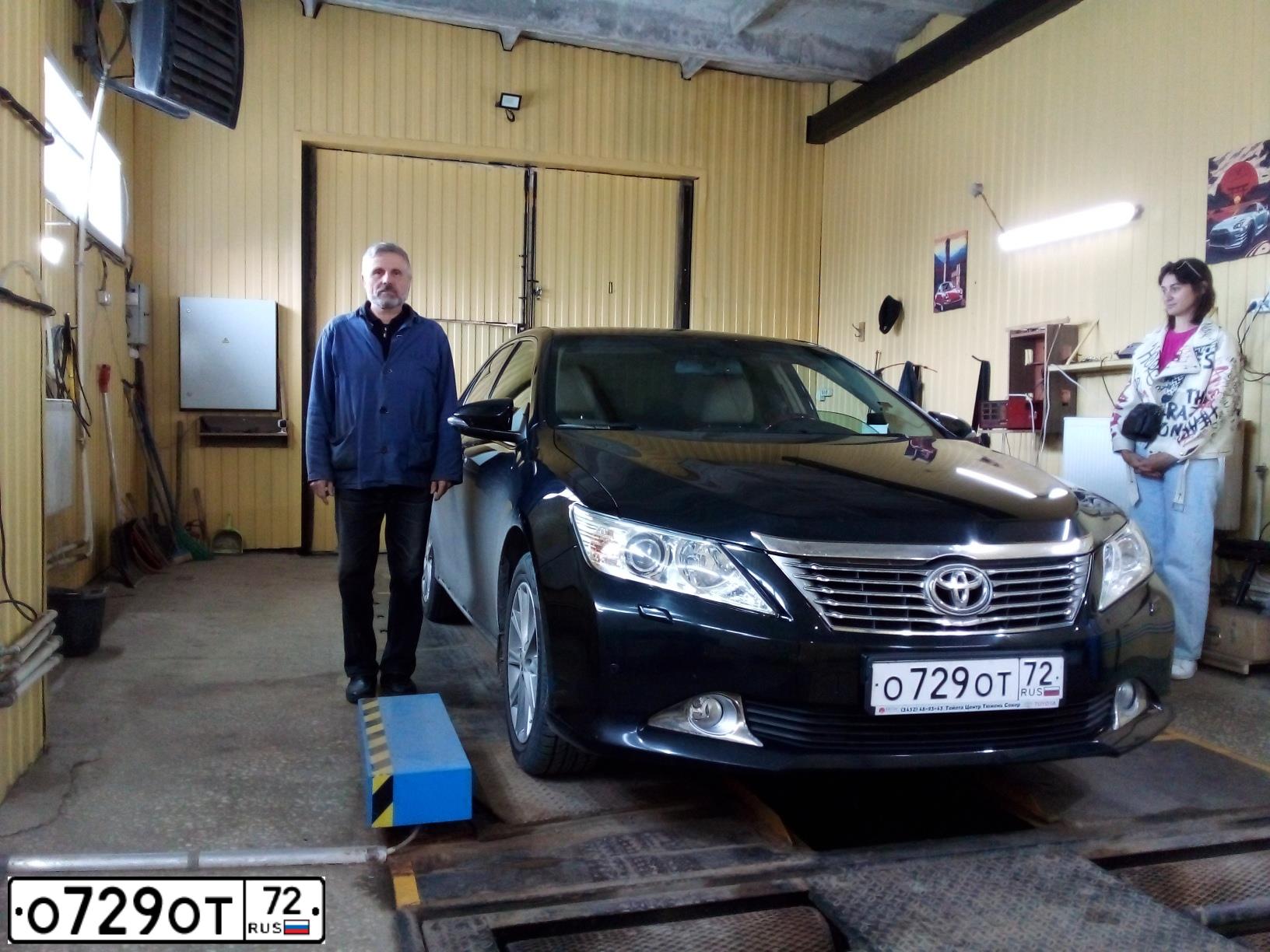 Фото автомобиля TOYOTA CAMRY, 2012 — госномер Т800ЕМ196