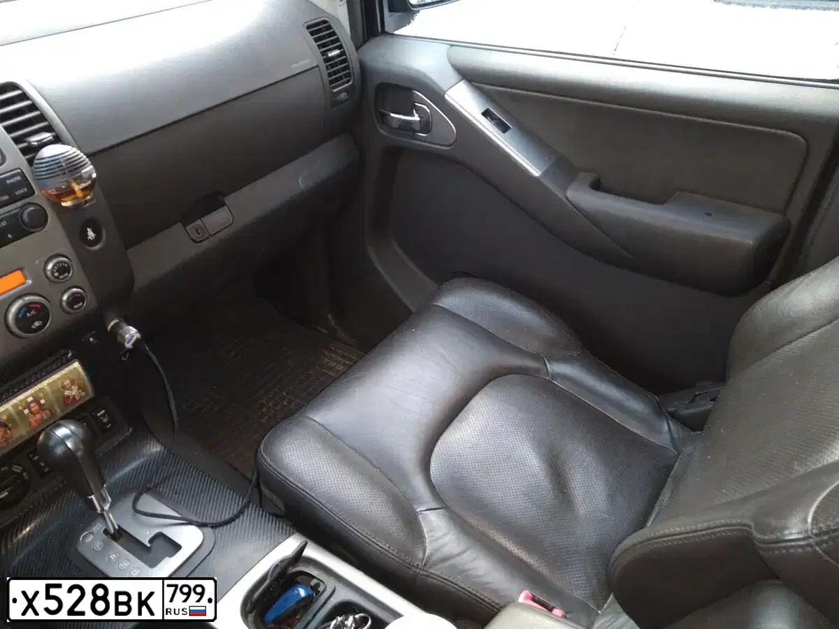 Фото автомобиля NISSAN PATHFINDER, 2006 — госномер Х528ВК799. Цвет: ЧЕРНЫЙ