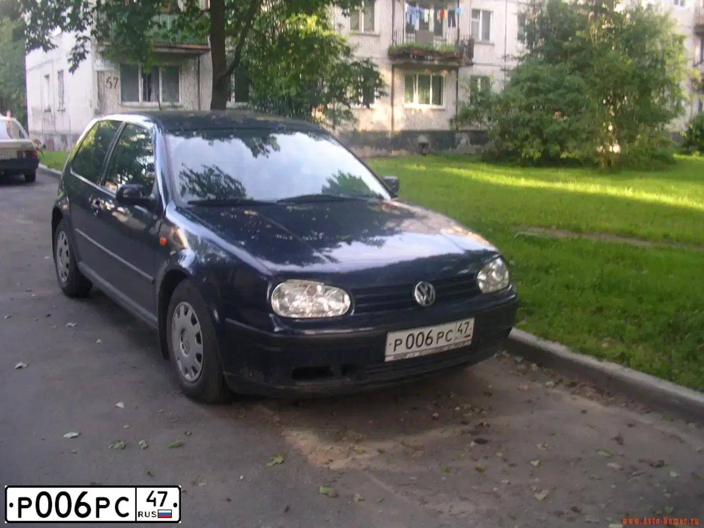 Фото автомобиля VOLKSWAGEN GOLF, 1999 — госномер А823ВВ147. Цвет: синий