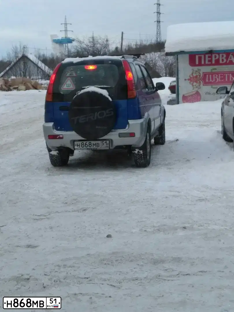 Фото автомобиля DAIHATSU TERIOS, 1999 — госномер К352НМ51. Цвет: синий