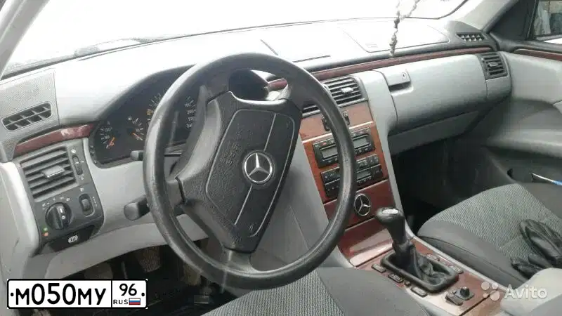 Фото автомобиля MERCEDES E-KLASSE, 1998 — госномер М050МУ96. Цвет: ЧЕРНЫЙ