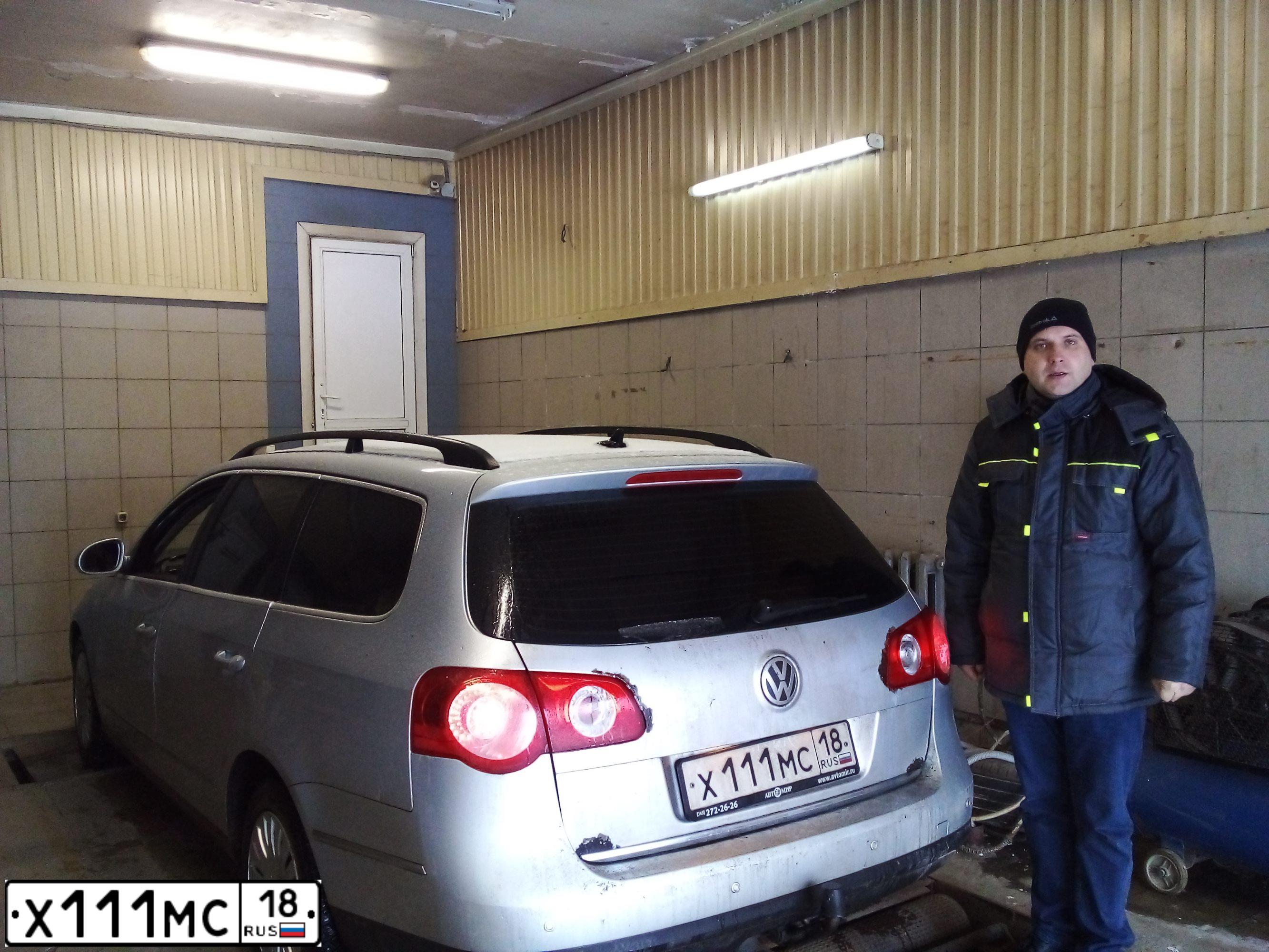 Фото автомобиля VOLKSWAGEN PASSAT, 2010 — госномер Х111МС18. Цвет: СЕРЕБРИСТЫЙ