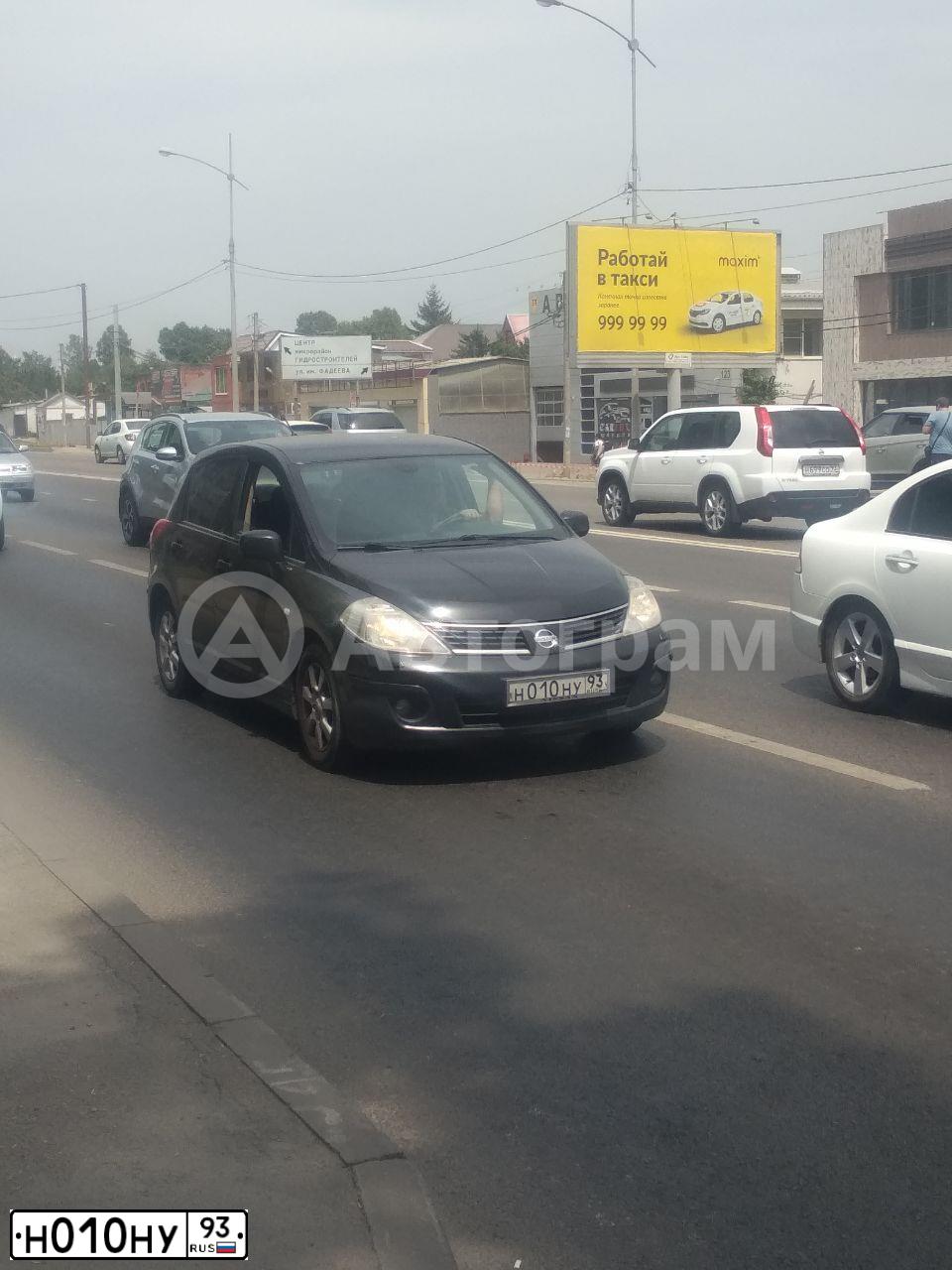 Фото автомобиля NISSAN TIIDA, 2007 — госномер Н010НУ93. Цвет: ЧЕРНЫЙ
