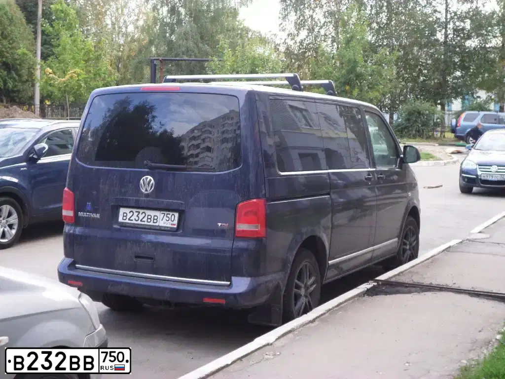 Фото автомобиля VOLKSWAGEN GOLF, 2009 — госномер В232ВВ750. Цвет: КРАСНЫЙ
