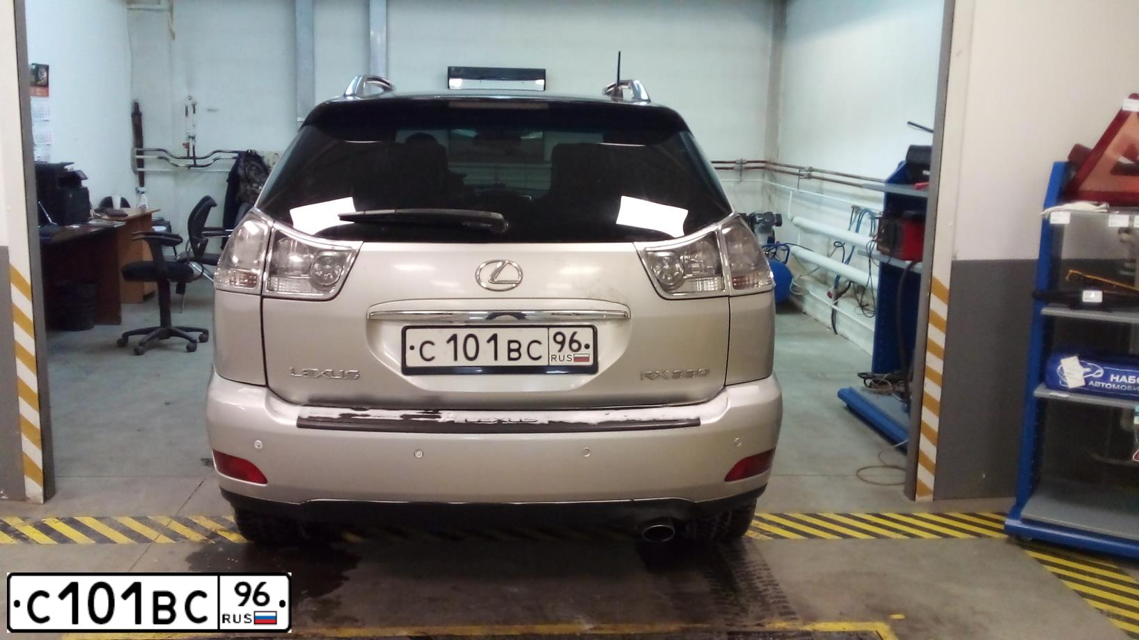 Фото автомобиля LEXUS RX, 2004 — госномер С101ВС96. Цвет: СВЕТЛО-СЕРЫЙ