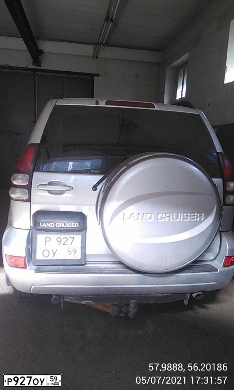 Фото автомобиля TOYOTA LANDCRUISER, 2004 — госномер Р270ОУ59. Цвет: серебристый