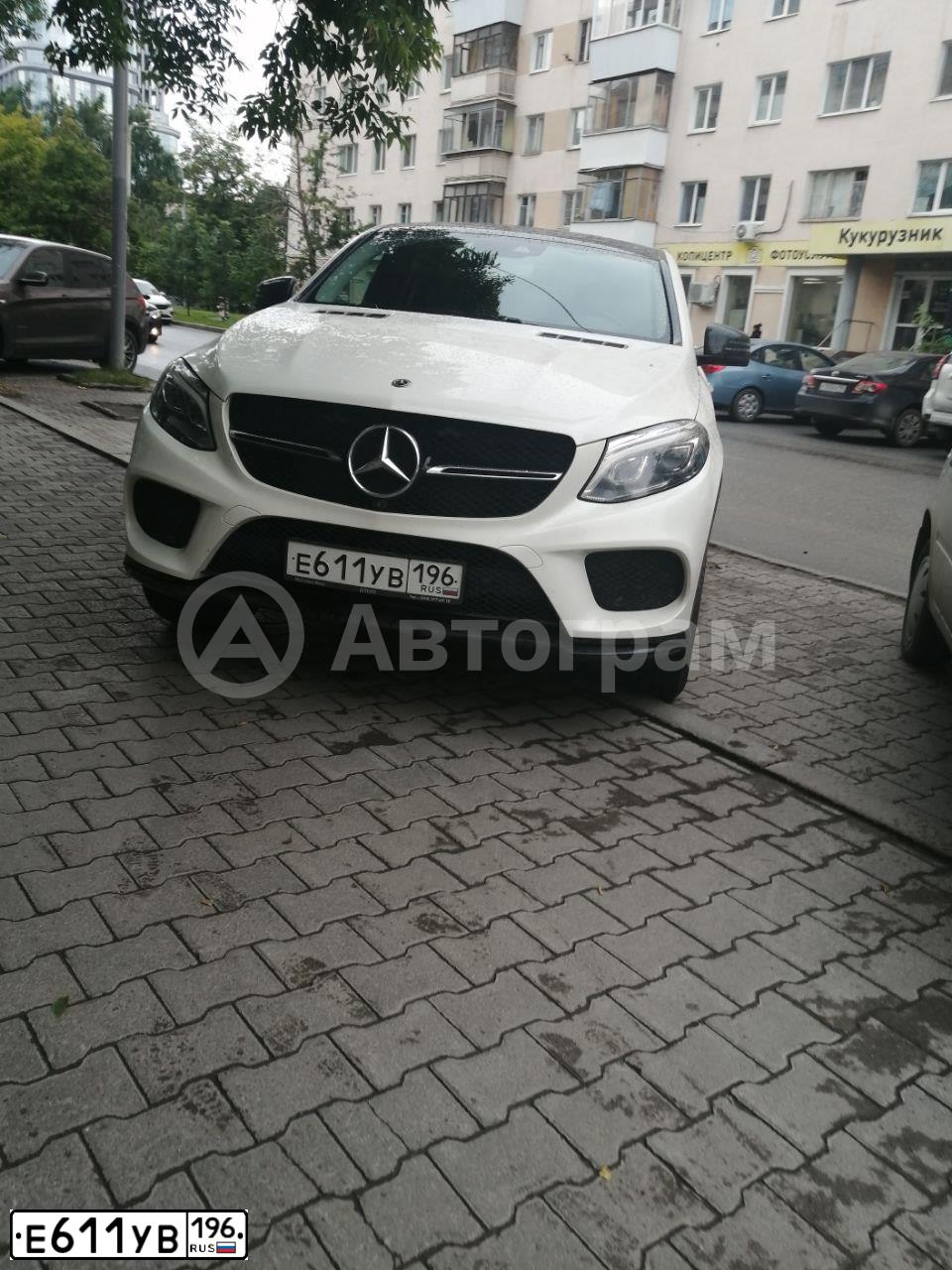 Фото автомобиля MERCEDES GLE-KLASSE, 2017 — госномер Е611УВ196. Цвет: БЕЛЫЙ
