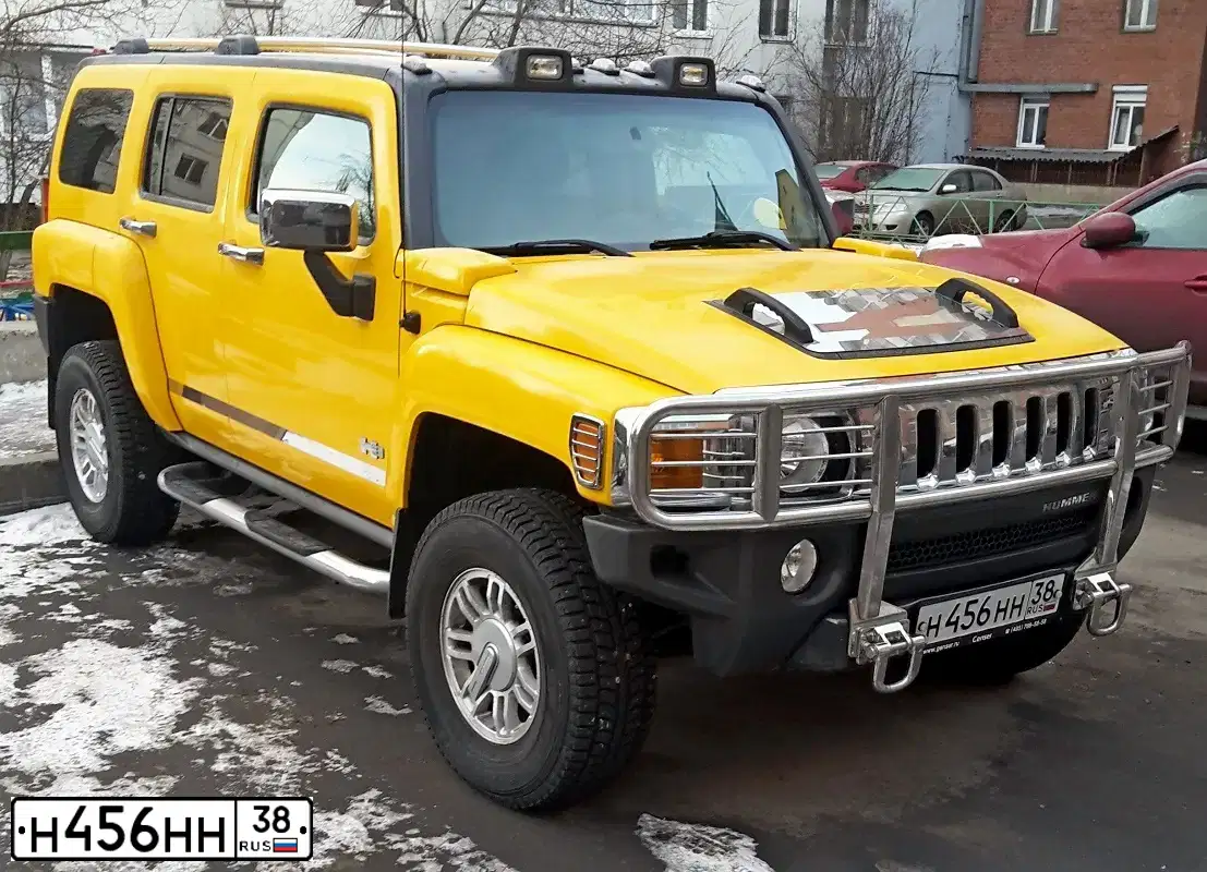 Фото автомобиля HUMMER H3, 2006 — госномер Е990КТ138. Цвет: ЖЕЛТЫЙ