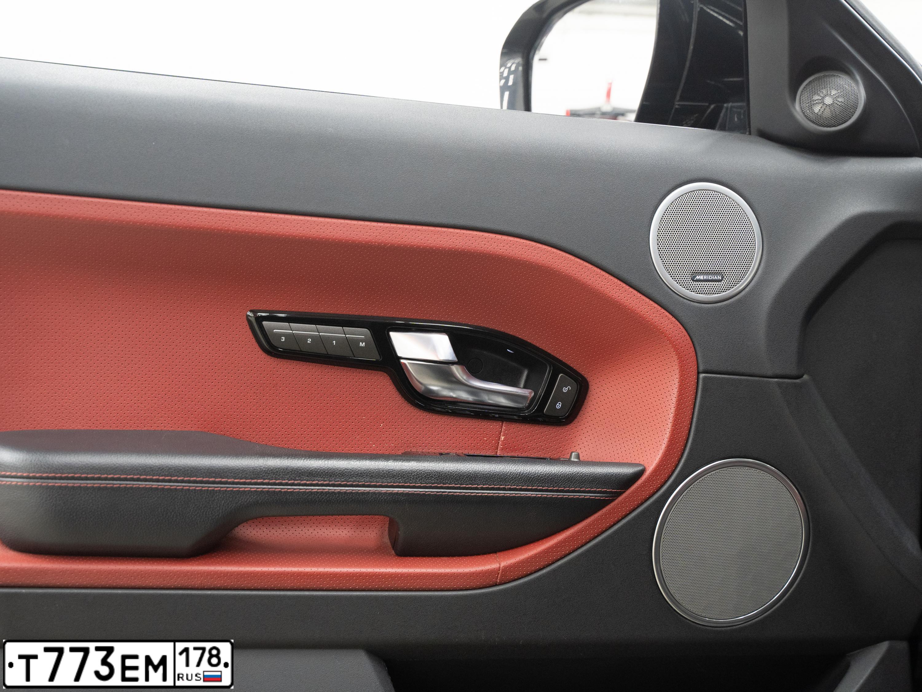 Фото автомобиля LANDROVER RANGE ROVER EVOQUE, 2012 — госномер Т773ЕМ178. Цвет: ЧЕРНЫЙ