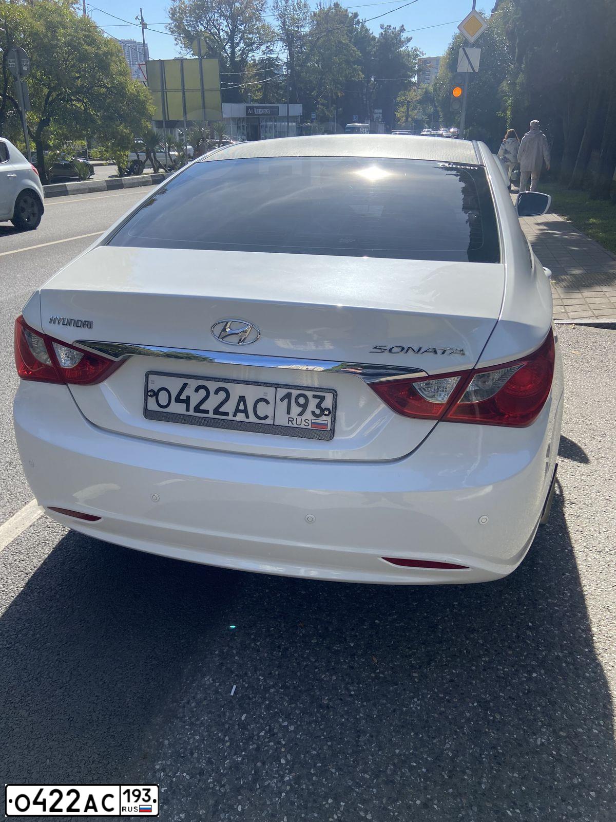 Фото автомобиля HYUNDAI SONATA, 2012 — госномер О422АС193. Цвет: Белый черный 