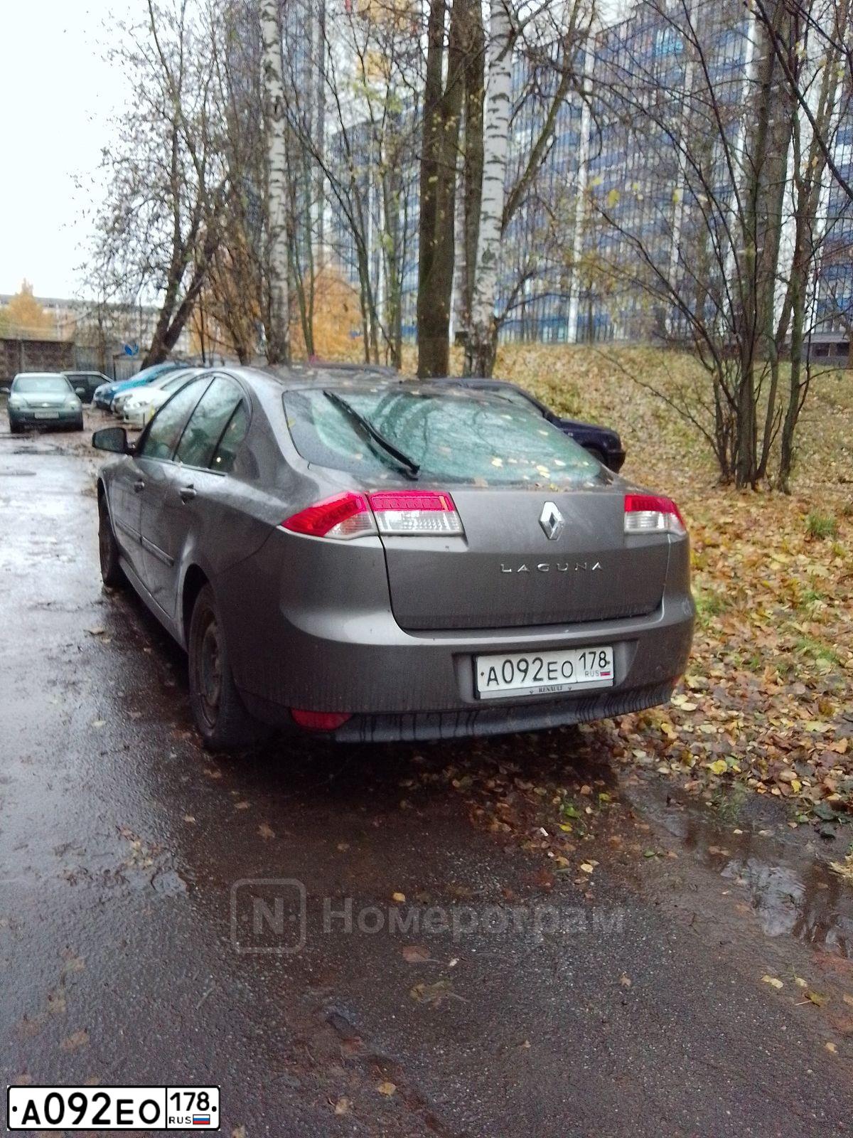 Фото автомобиля RENAULT LAGUNA, 2009 — госномер М634ОМ35. Цвет: ТЕМНО-СЕРЫЙ