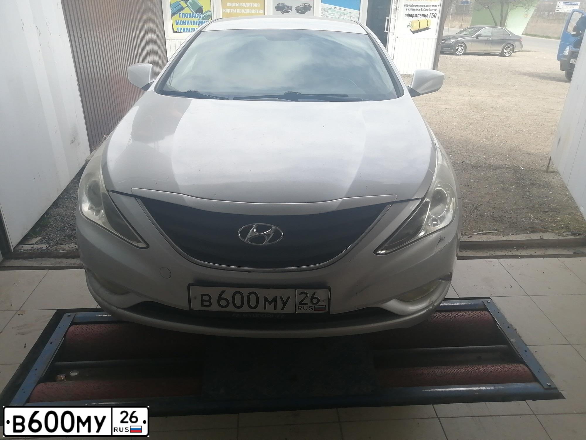 Фото автомобиля HYUNDAI SONATA, 2010 — госномер В600МУ26. Цвет: СЕРЕБРИСТЫЙ