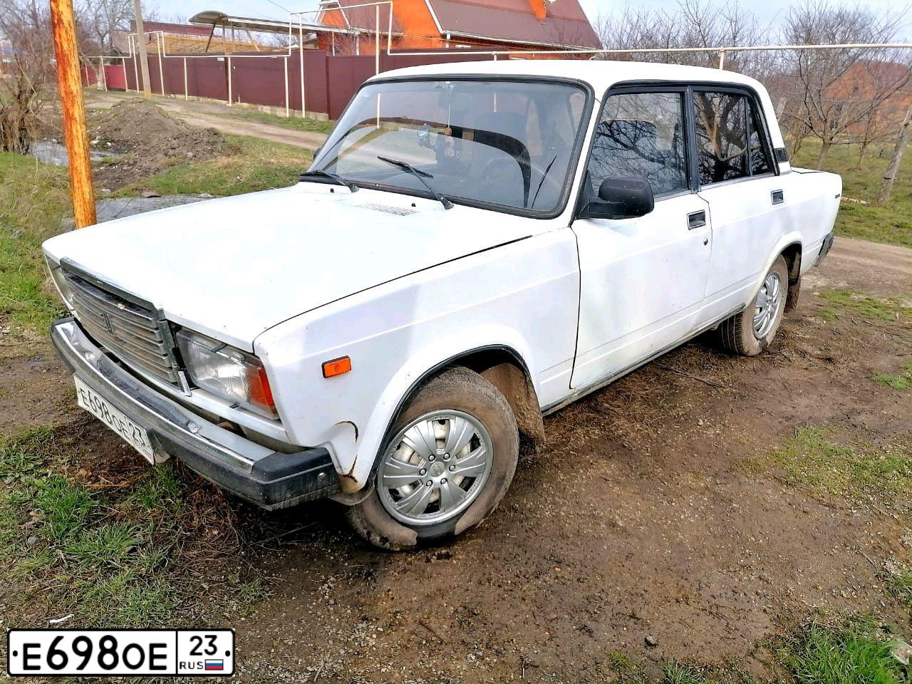 Фото автомобиля LADA 2107, 2003 — госномер Е698ОЕ23. Цвет: ЯРКО-БЕЛЫЙ