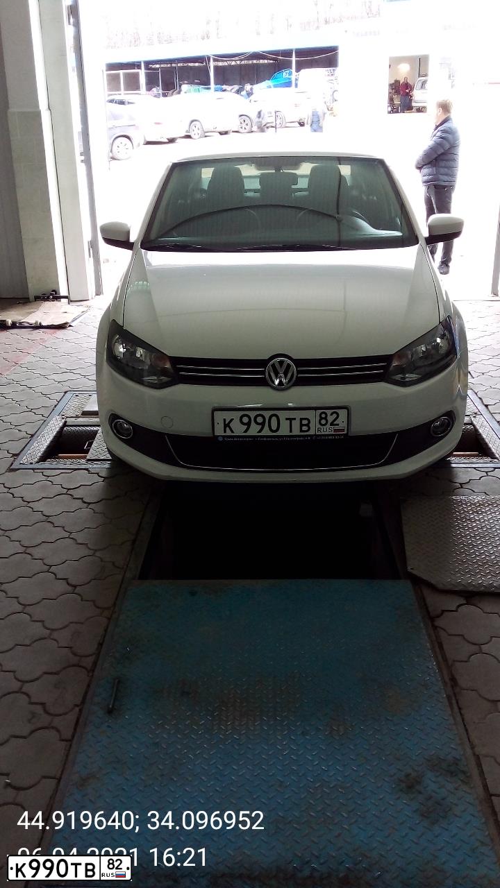 Фото автомобиля VOLKSWAGEN POLO, 2013 — госномер К990ТВ82. Цвет: Белый