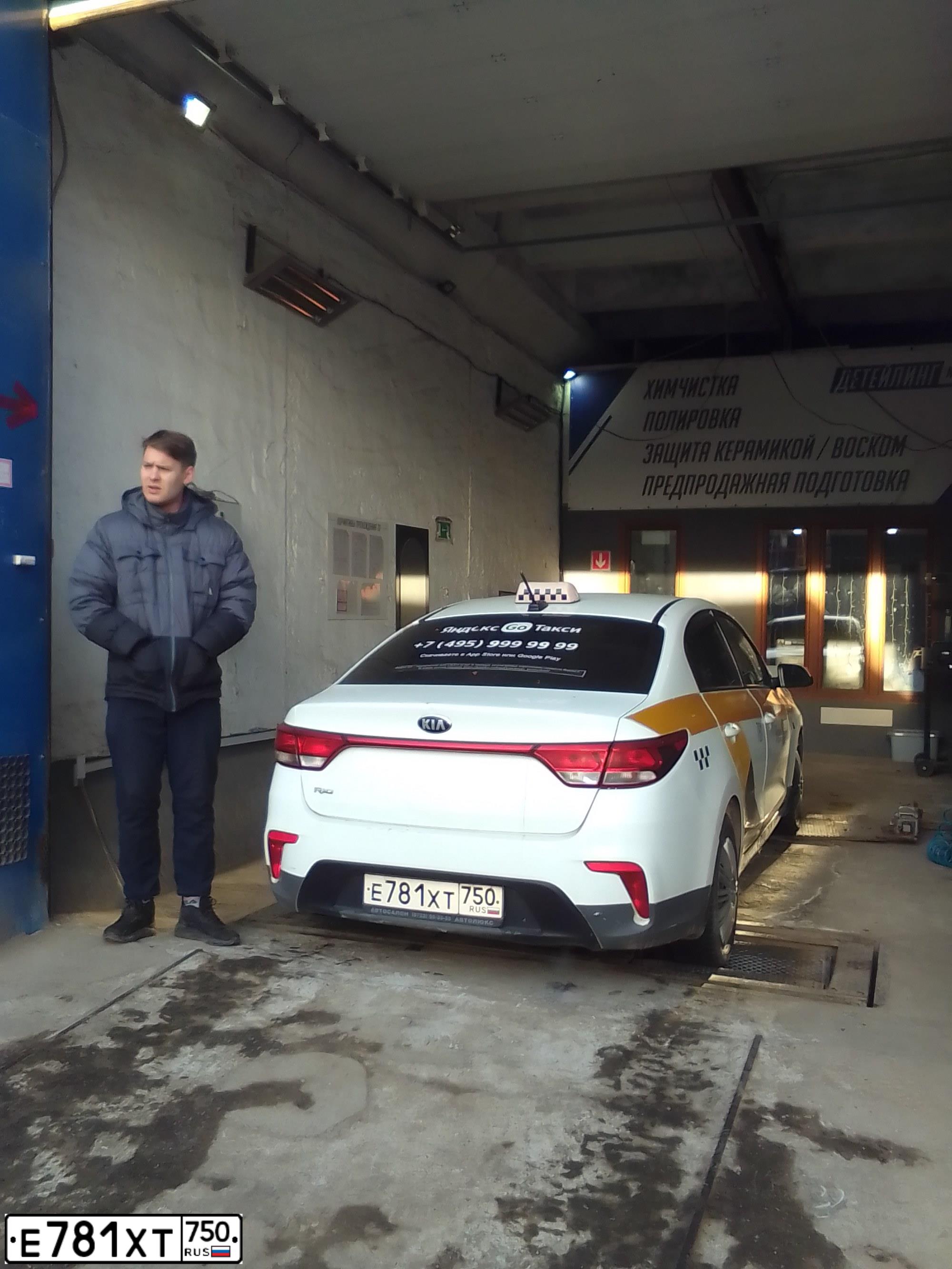 Фото автомобиля KIA RIO, 2018 — госномер С312КО05. Цвет: Белый