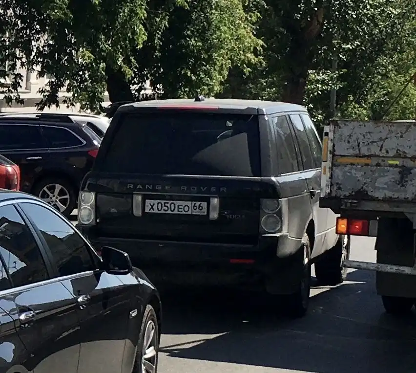 Фото автомобиля LANDROVER RANGE ROVER, 2007 — госномер Х050ЕО66. Цвет: ЧЕРНЫЙ