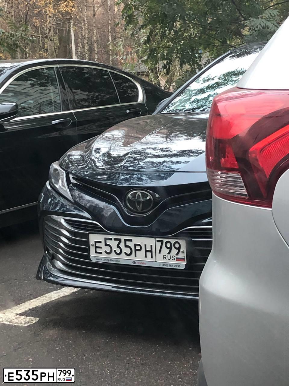 Фото автомобиля TOYOTA CAMRY, 2019 — госномер Е535РН799. Цвет: ТЕМНО-СИНИЙ МЕТАЛЛИК