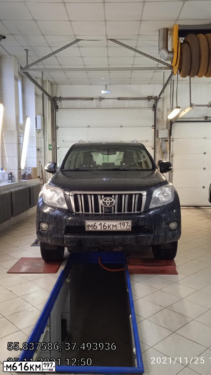 Фото автомобиля TOYOTA LANDCRUISER, 2010 — госномер М616КМ197. Цвет: ЧЕРНЫЙ ТЕМНЫЙ