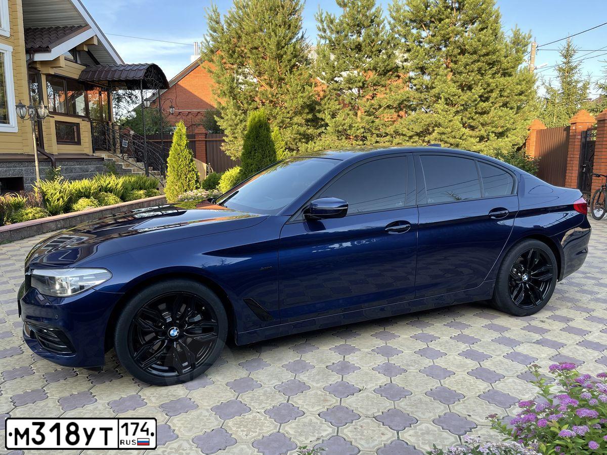 Фото автомобиля BMW SERIE 5, 2017 — госномер Н472ВВ10. Цвет: синий