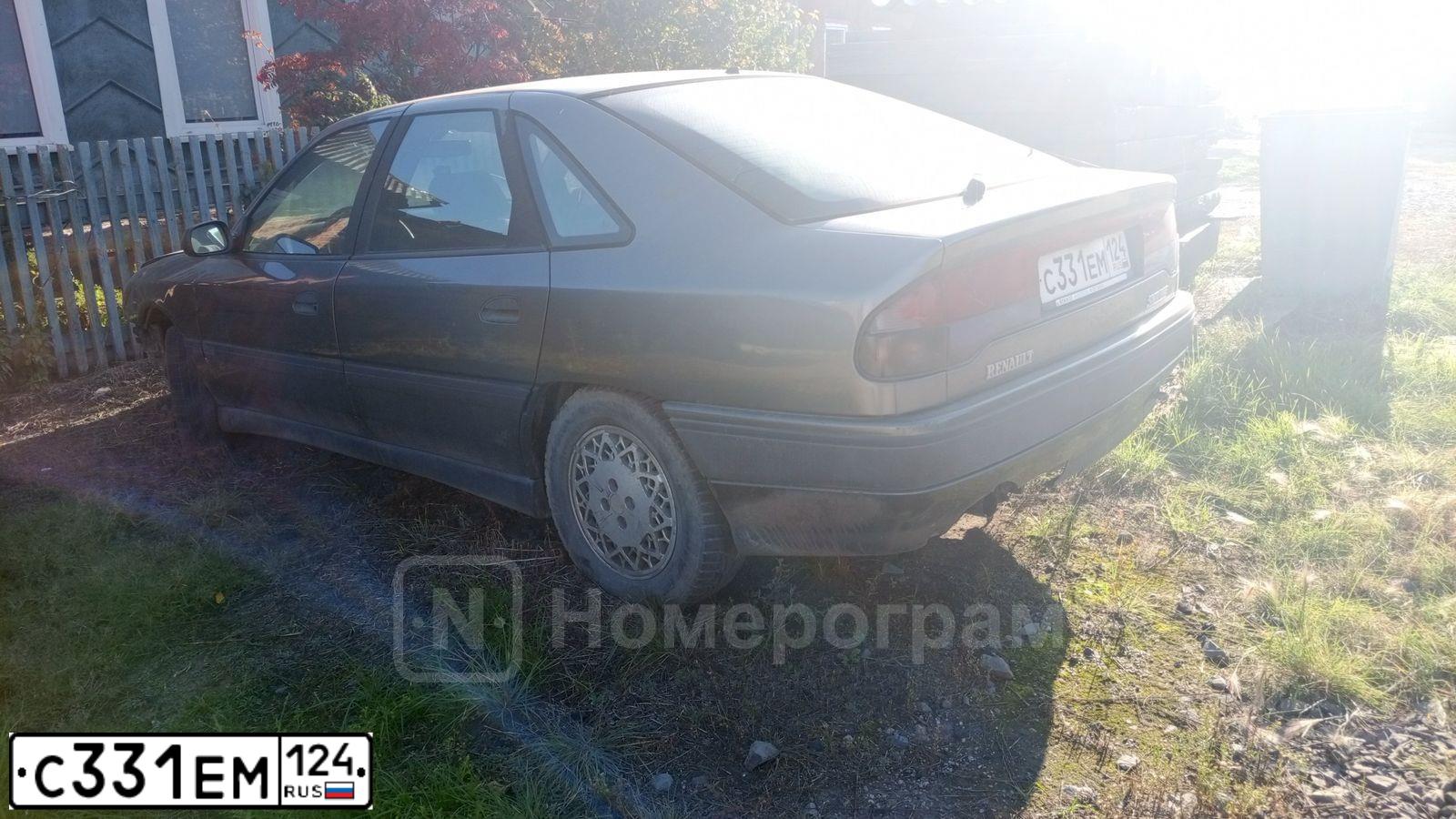 Фото автомобиля RENAULT SAFRANE, 1993 — госномер С331ЕМ124. Цвет: СЕРЫЙ