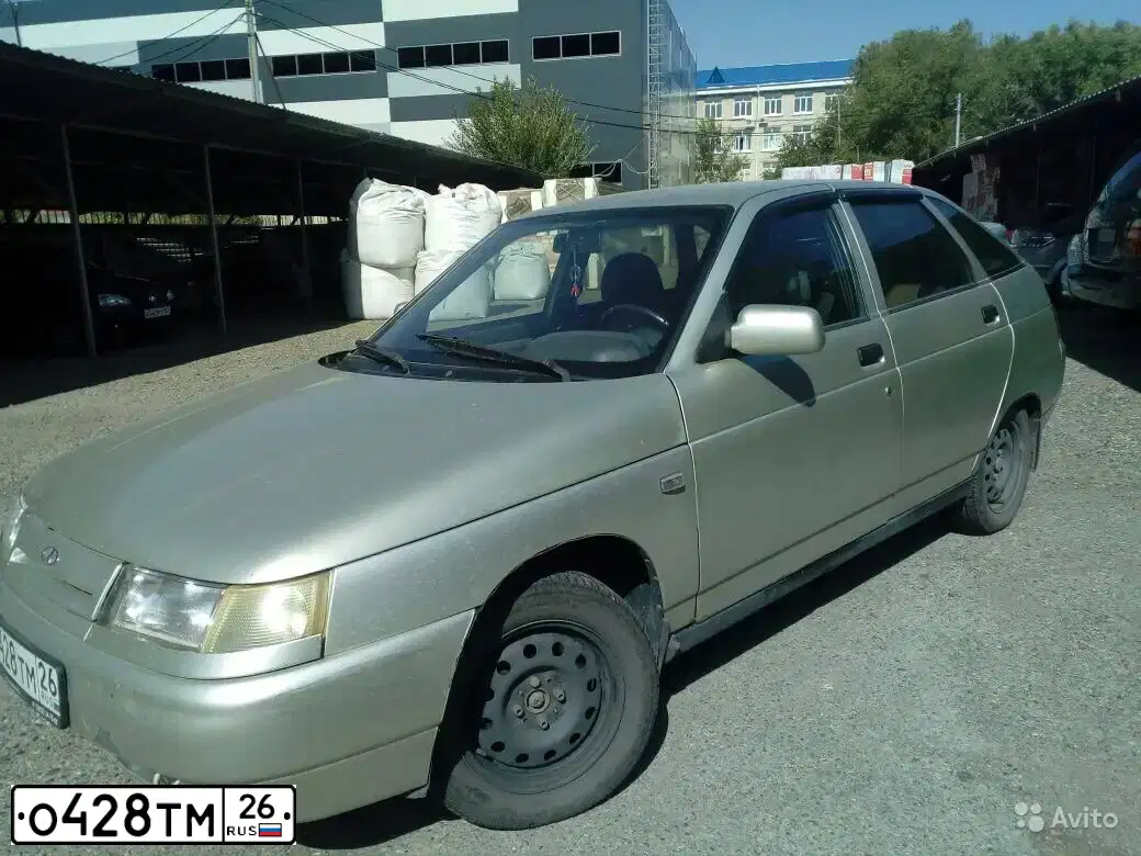 Фото автомобиля LADA 2112, 2006 — госномер О428ТМ26. Цвет: БЕЖЕВЫЙ