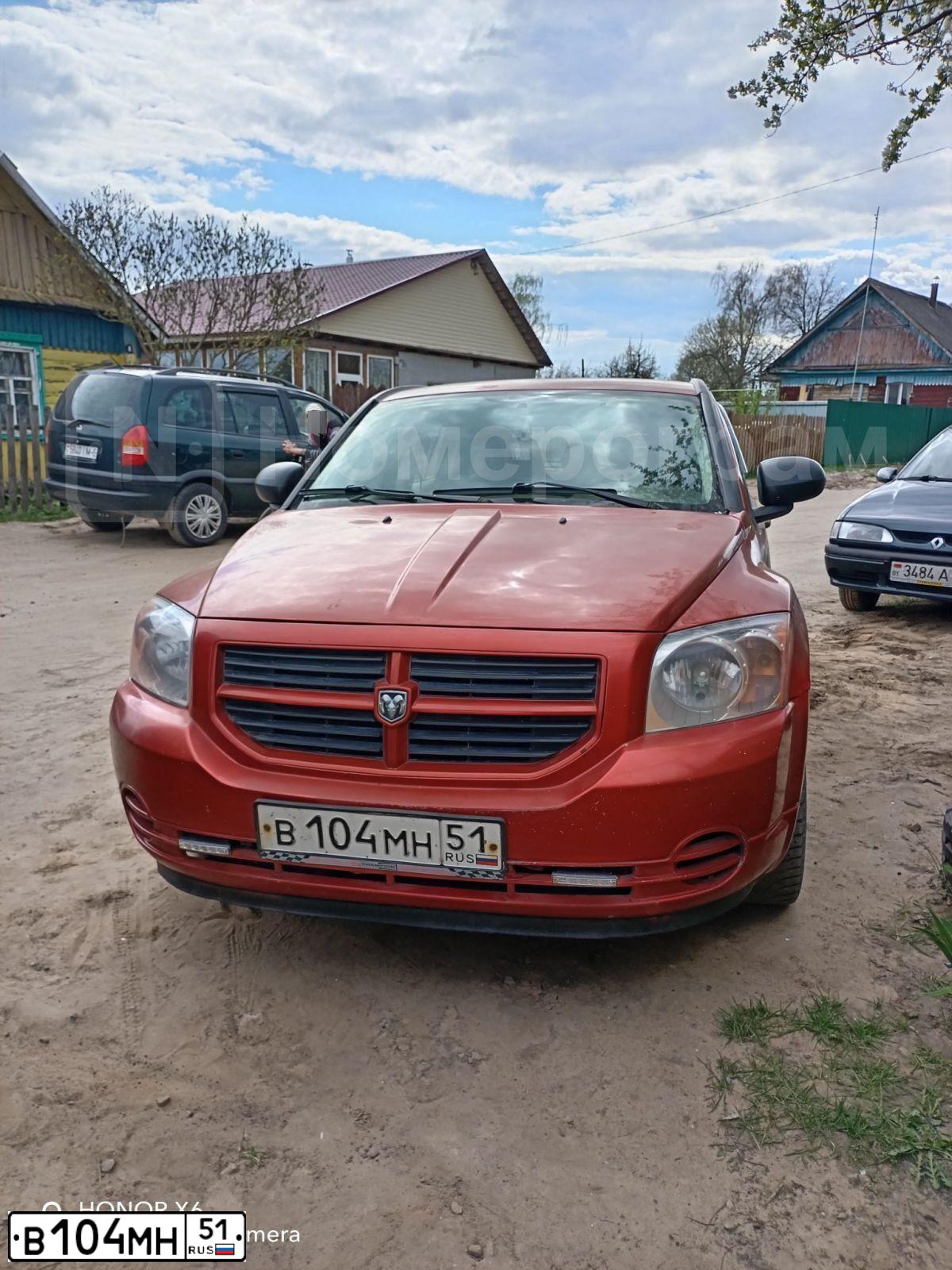 Фото автомобиля DODGE CALIBER, 2007 — госномер В104МН51. Цвет: ОРАНЖЕВО-ЗОЛОТИСТЫЙ
