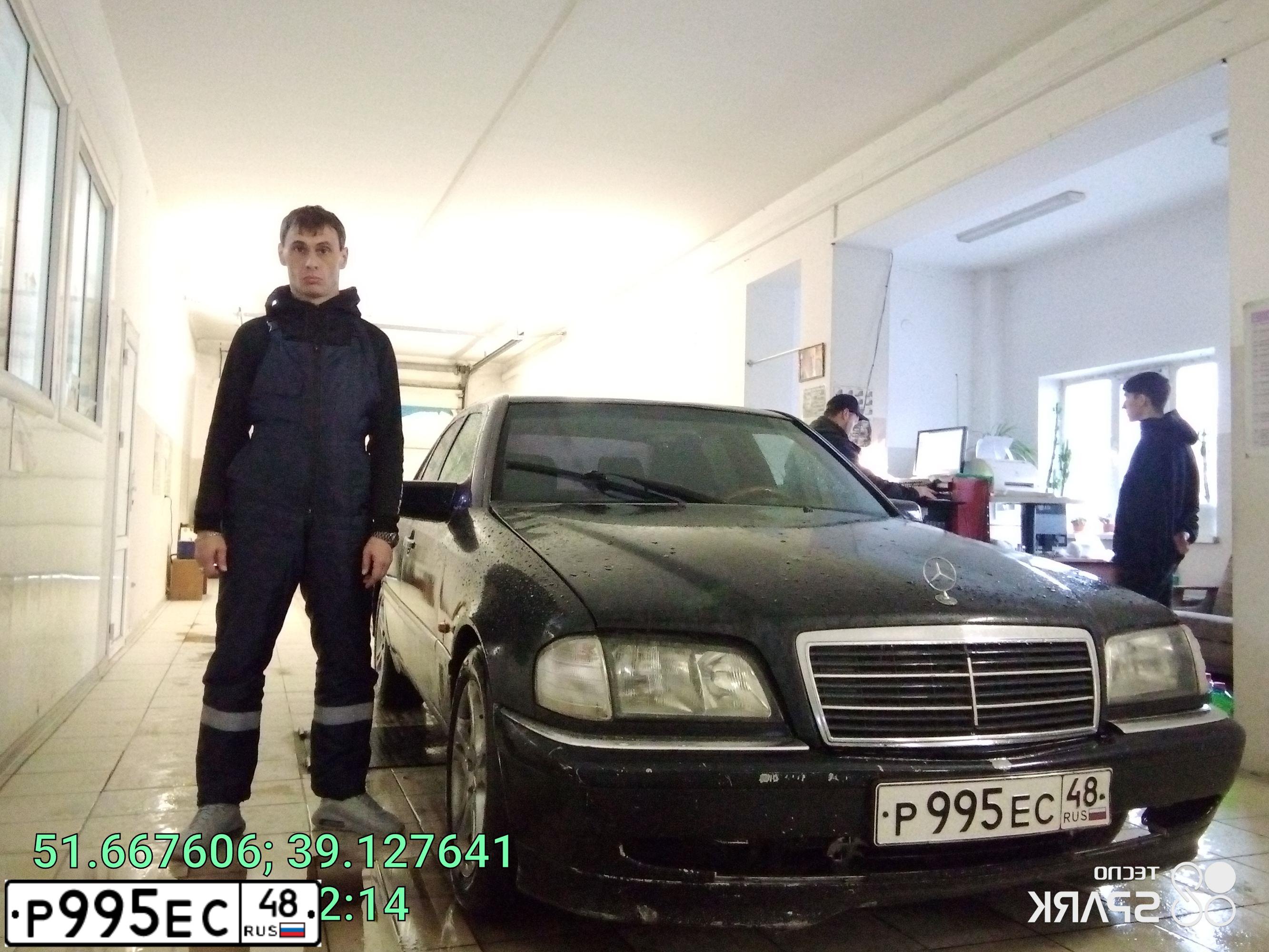 Фото автомобиля MERCEDES C-KLASSE, 1995 — госномер Р995ЕС48. Цвет: Темно-синий