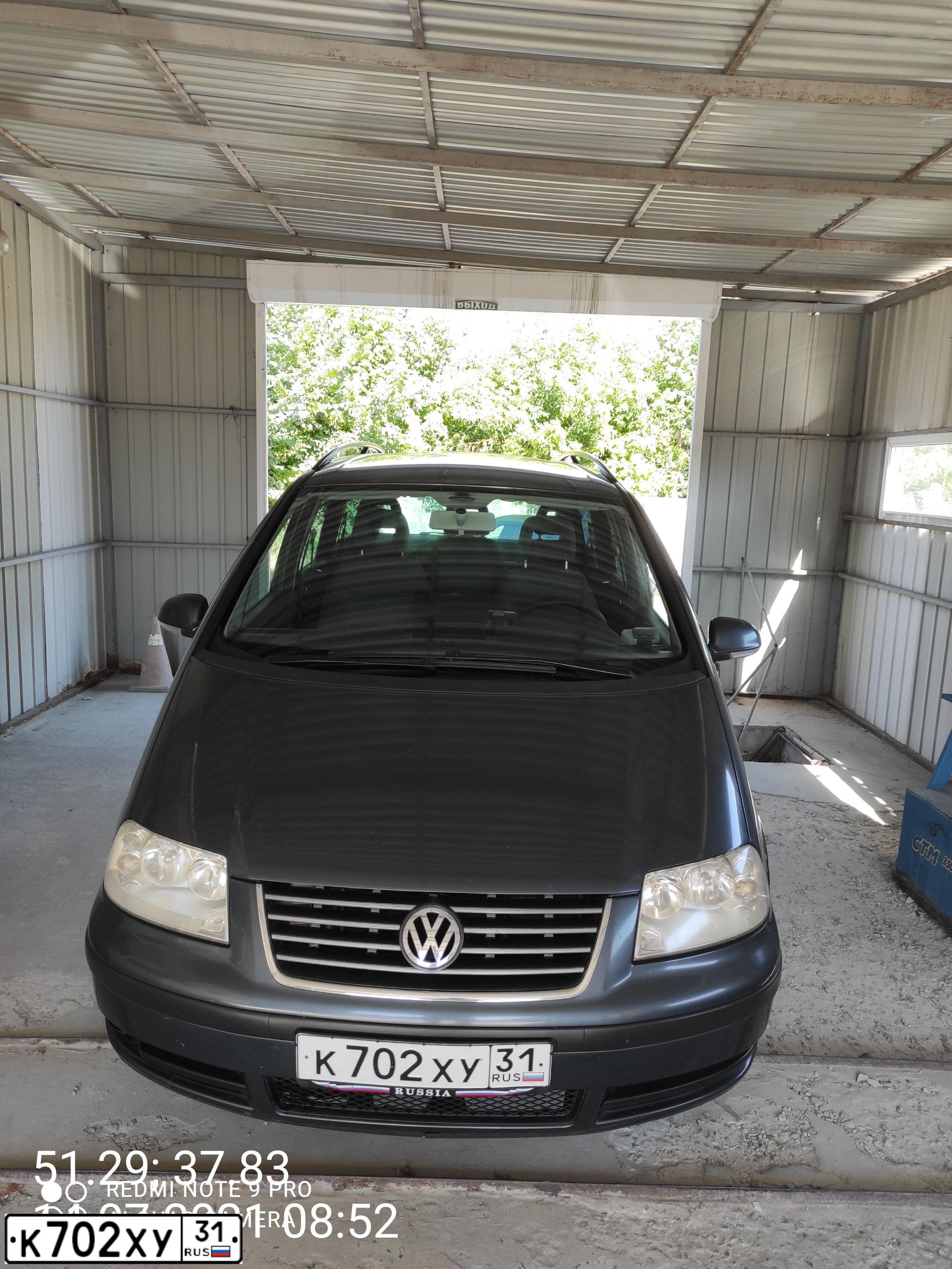 Фото автомобиля VOLKSWAGEN SHARAN, 2004 — госномер К702ХУ31. Цвет: СИНИЙ(СЕРО-СИНИЙ)