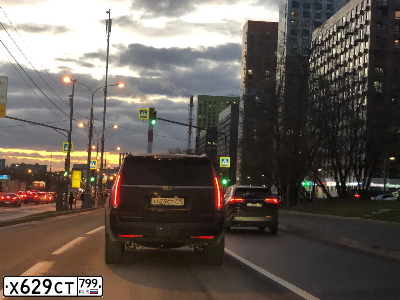 Фото автомобиля CADILLAC ESCALADE, 2019 — госномер Х629СТ799. Цвет: Черный