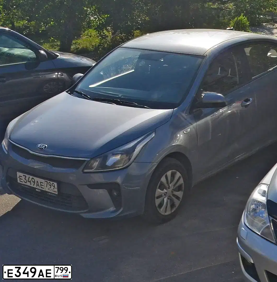 Фото автомобиля KIA RIO, 2017 — госномер Е349АЕ799. Цвет: Серый