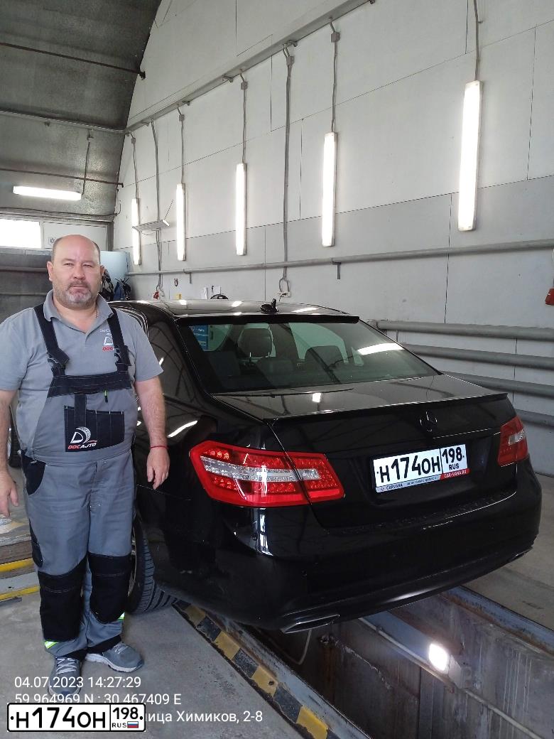 Фото автомобиля MERCEDES-BENZ E200, 2011 — госномер М484АО147. Цвет: ЧЕРНЫЙ