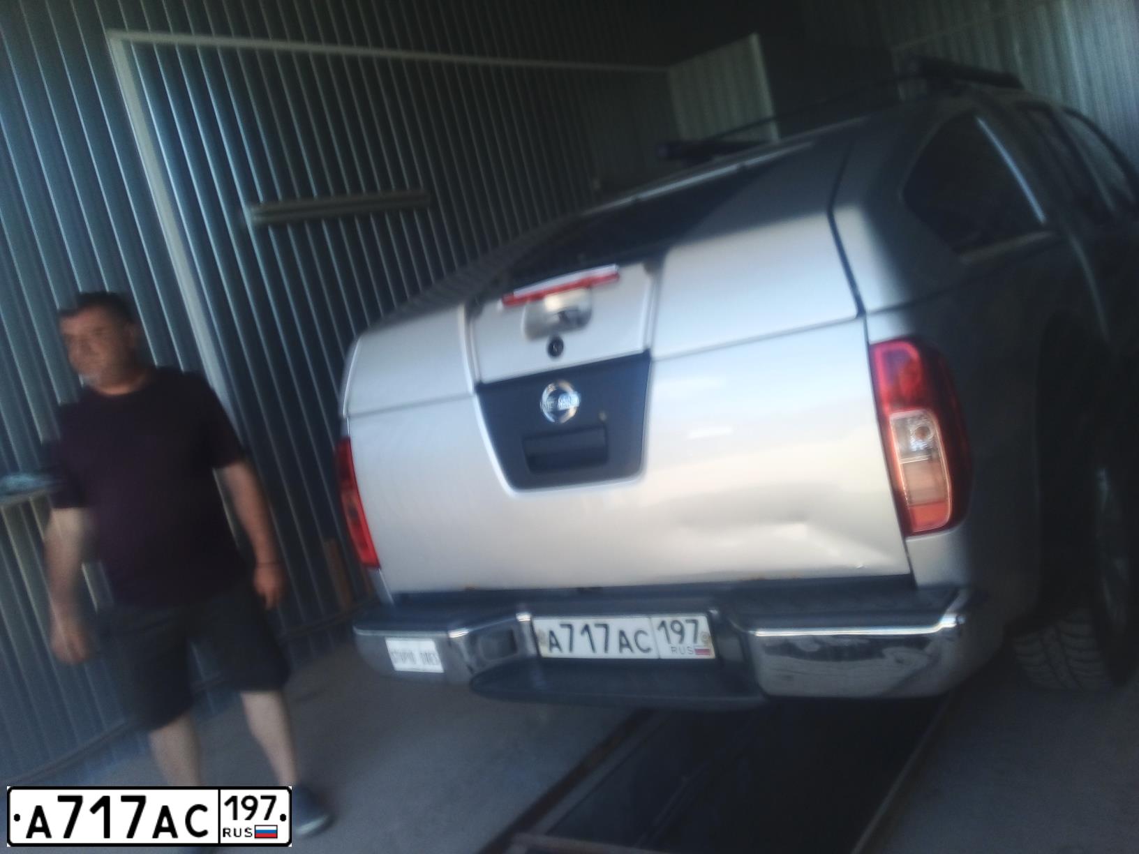 Фото автомобиля NISSAN NAVARA, 2006 — госномер А717АС197. Цвет: Серый