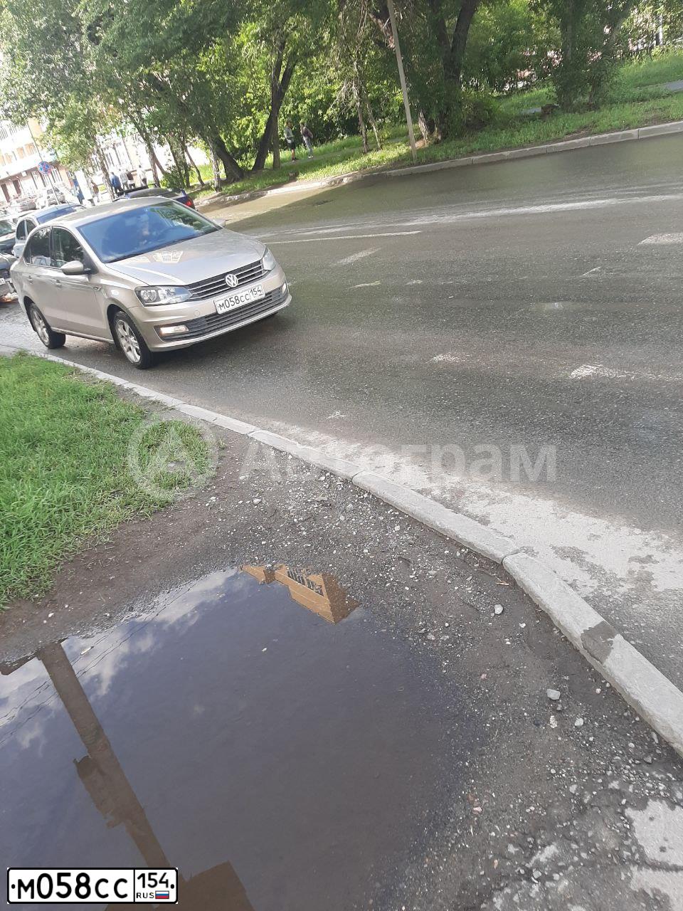 Фото автомобиля VOLKSWAGEN POLO, 2016 — госномер М058СС154. Цвет: БЕЖЕВЫЙ