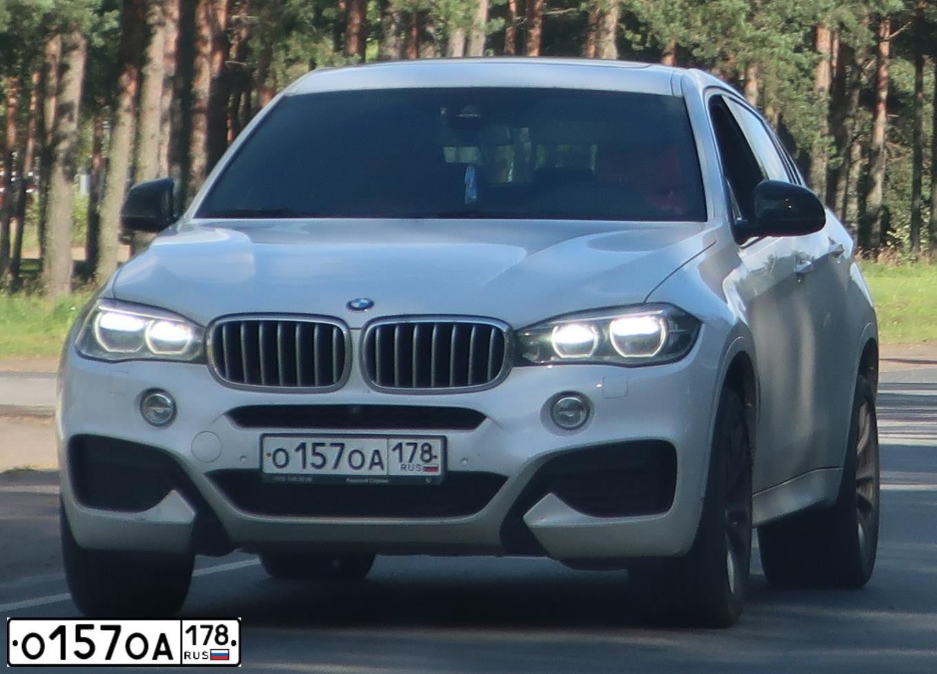Фото автомобиля BMW X6, 2016 — госномер Е230УТ799. Цвет: БЕЛЫЙ МЕТАЛЛИК