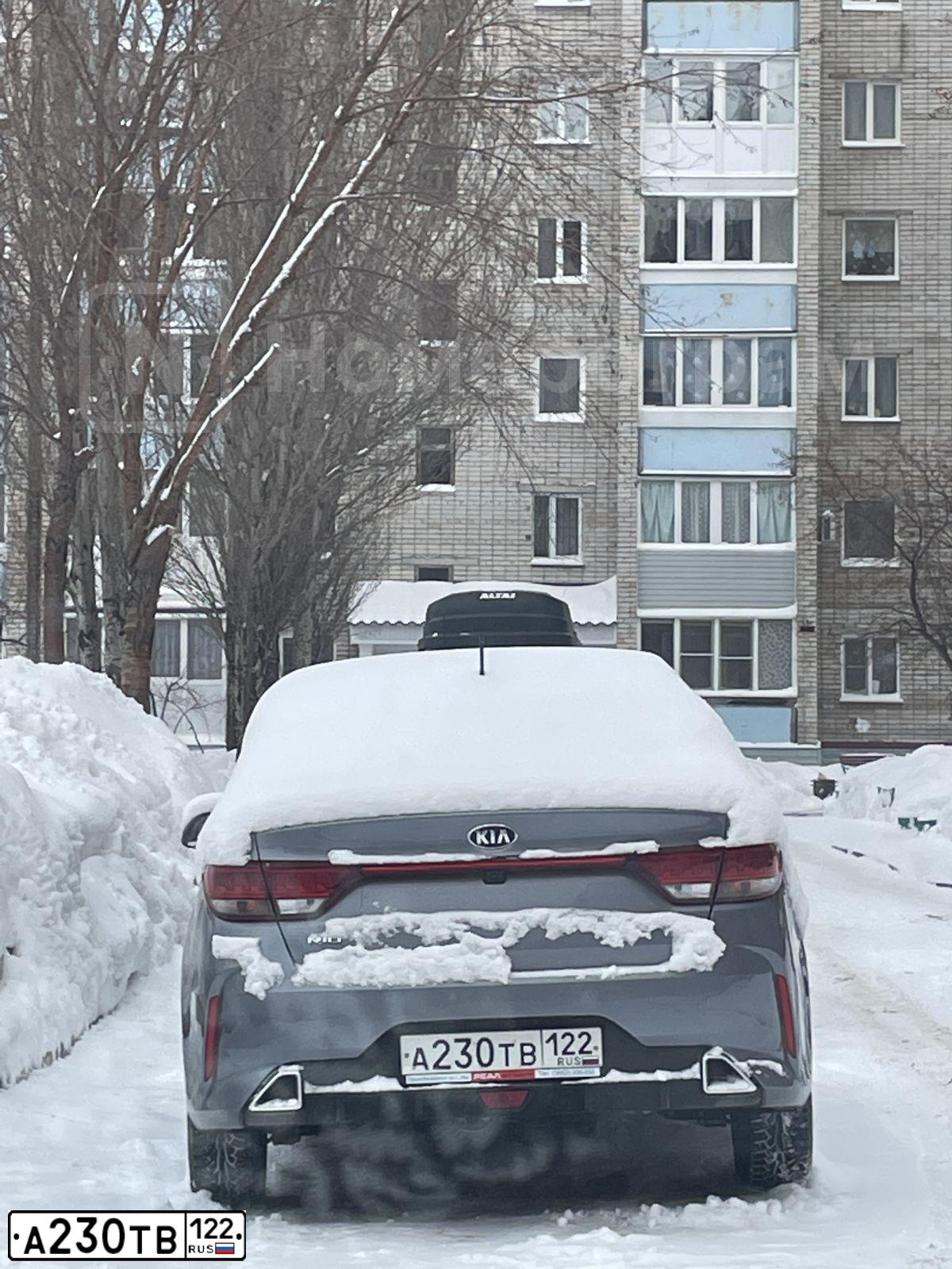 Фото автомобиля KIA RIO, 2020 — госномер А230ТВ122. Цвет: СЕРЫЙ