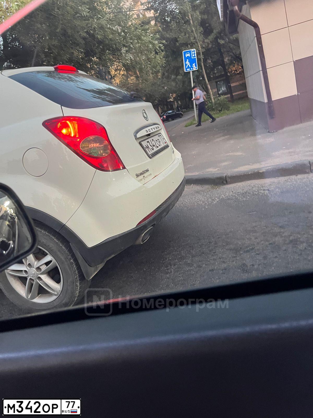 Фото автомобиля SSANGYONG ACTYON, 2013 — госномер М342ОР77. Цвет: БЕЛЫЙ