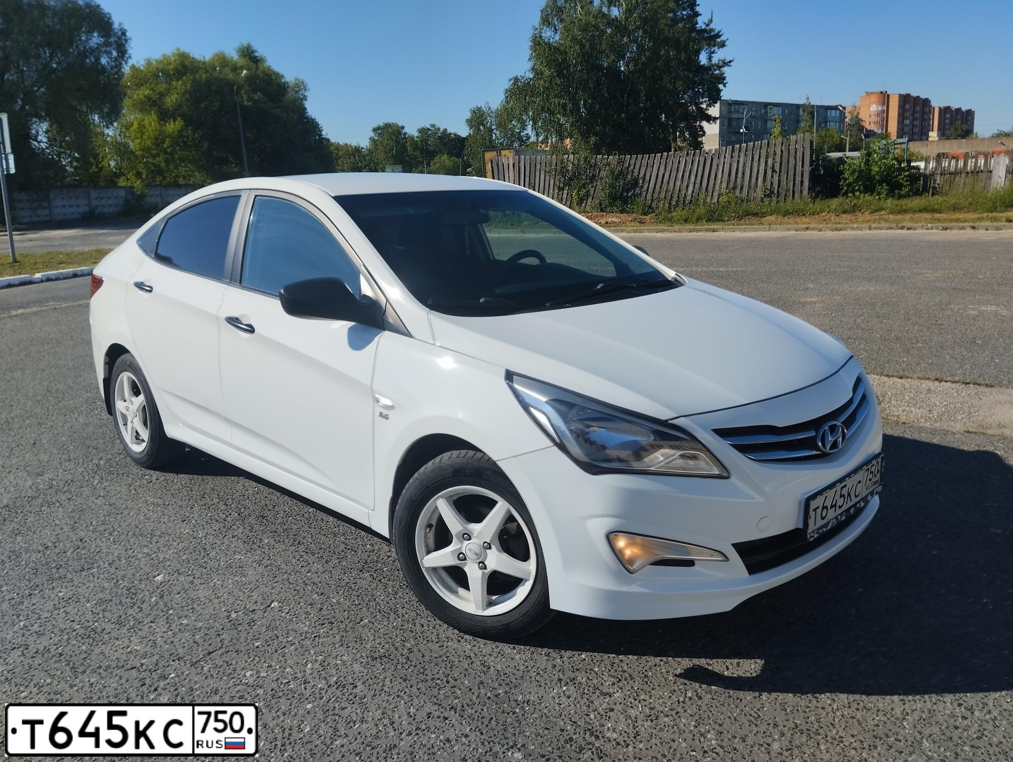 Фото автомобиля HYUNDAI SOLARIS, 2015 — госномер Т645КС750. Цвет: Белый