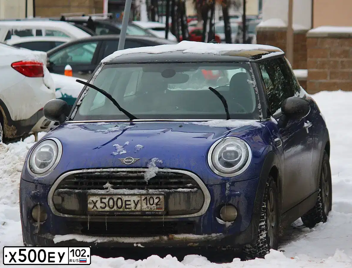 Фото автомобиля MINI МИНИ COOPER, 2018 — госномер Х500ЕУ102. Цвет: ЯРКО-СИНИЙ