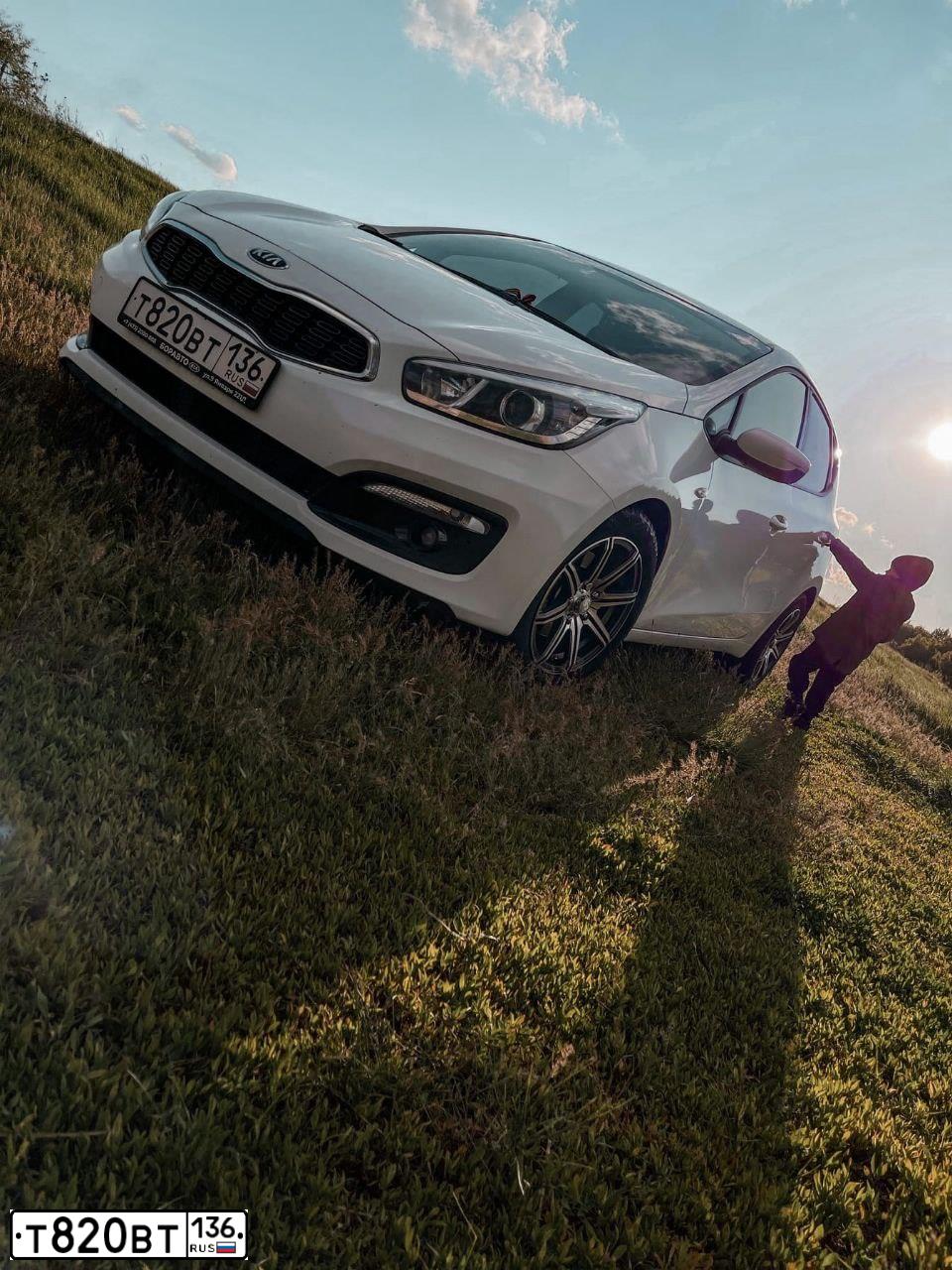 Фото автомобиля KIA CEE'D, 2017 — госномер Т820ВТ136. Цвет: Белый